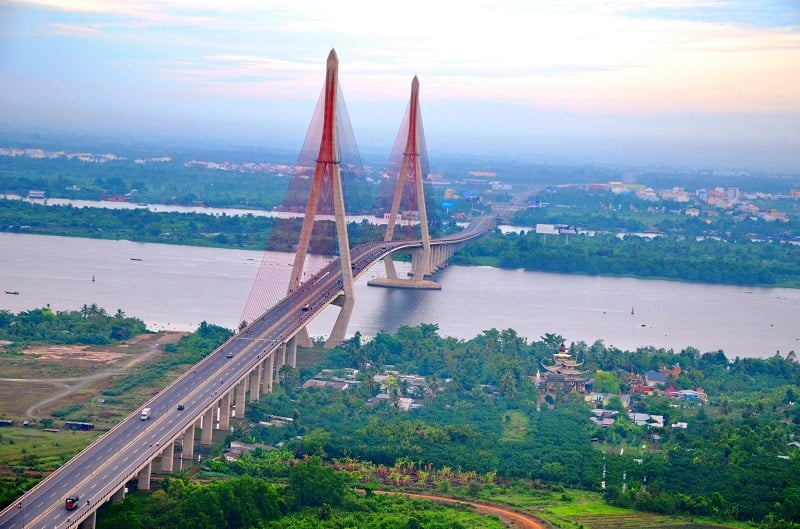 Cầu Cần Thơ bắc qua sông Hậu kết nối tuyến cao tốc Mỹ Thuận - Cần Thơ và tuyến cao tốc Cần Thơ - Hậu Giang - Cà Mau.