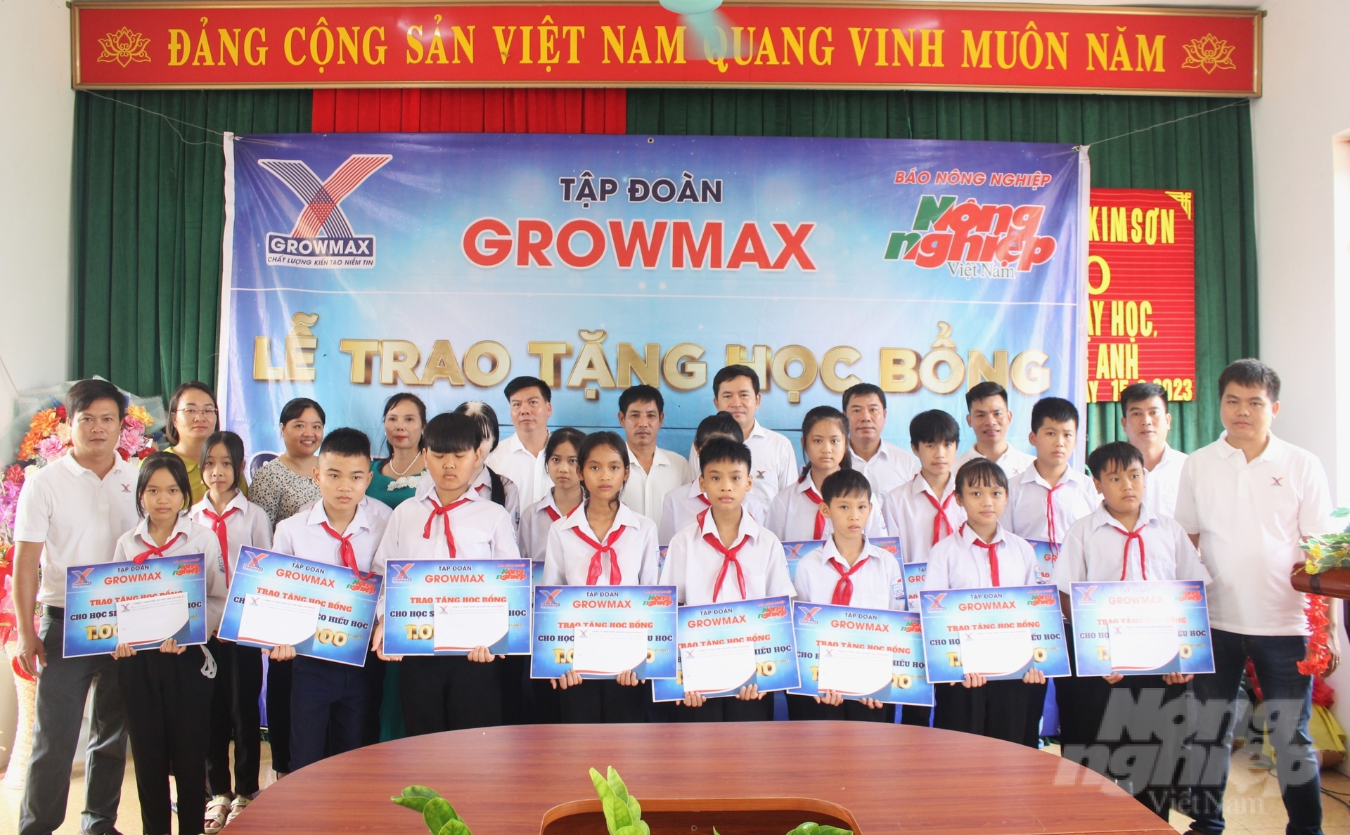 Đại diện Công ty GrowMax trao học bổng tại Trường THCS xã Kim Mỹ (Kim Sơn, Ninh Bình). Ảnh: Trung Quân.