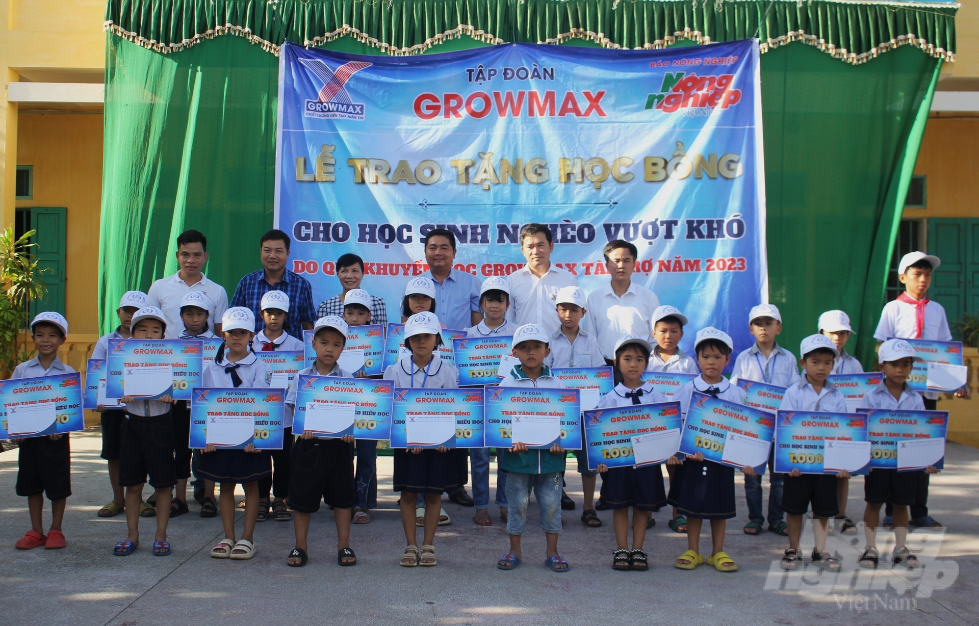 Đại diện Công ty GrowMax trao học bổng tại Trường Tiểu học Hải Chính (Hải Hậu, Nam Định). Ảnh: Trung Quân.
