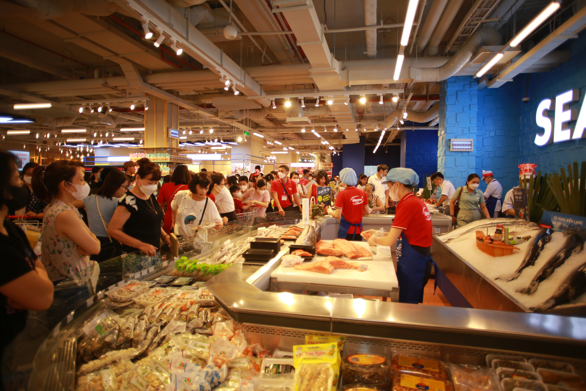 Quầy hải sản tươi sống tại siêu thị WinMart.