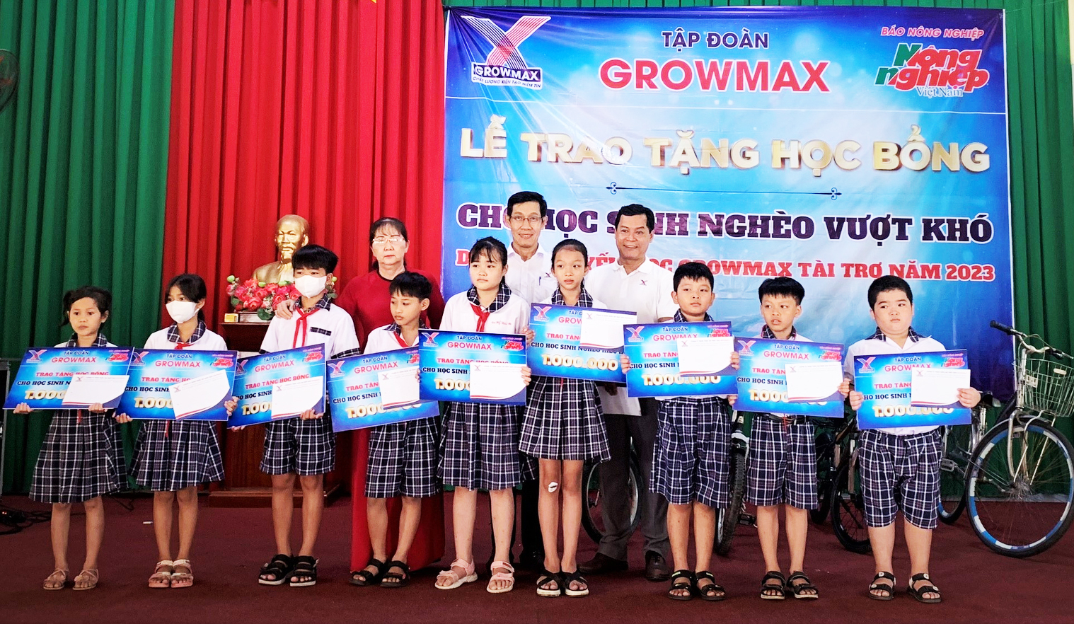 Ông Lê Đông Hưng - Giám đốc Nhà máy Công ty TNHH Thức ăn thủy sản GrowMax trao 25 suất học bổng cho trẻ em Trường Tiểu học Long An.