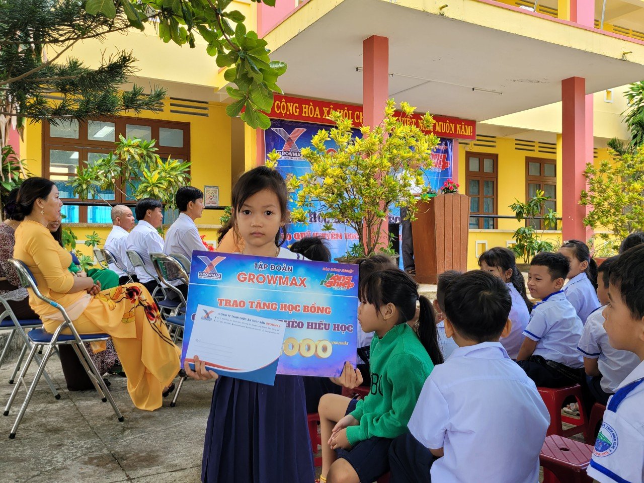 Em Phan Đặng Hoàng Yến, học sinh lớp 1A, Trường Tiểu học và Trung học cơ sở Trần Nhân Tông nhận học bổng từ Quỹ khuyến học GrowMax. Ảnh: PC.