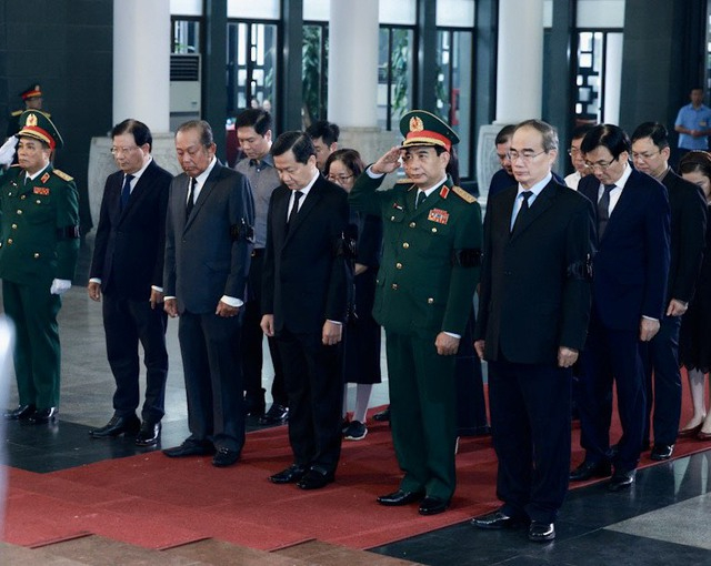 Đoàn Chính phủ do Phó Thủ tướng Lê Minh Khái làm Trưởng đoàn vào viếng Thượng tướng Nguyễn Chí Vịnh. Ảnh: VGP/PL.