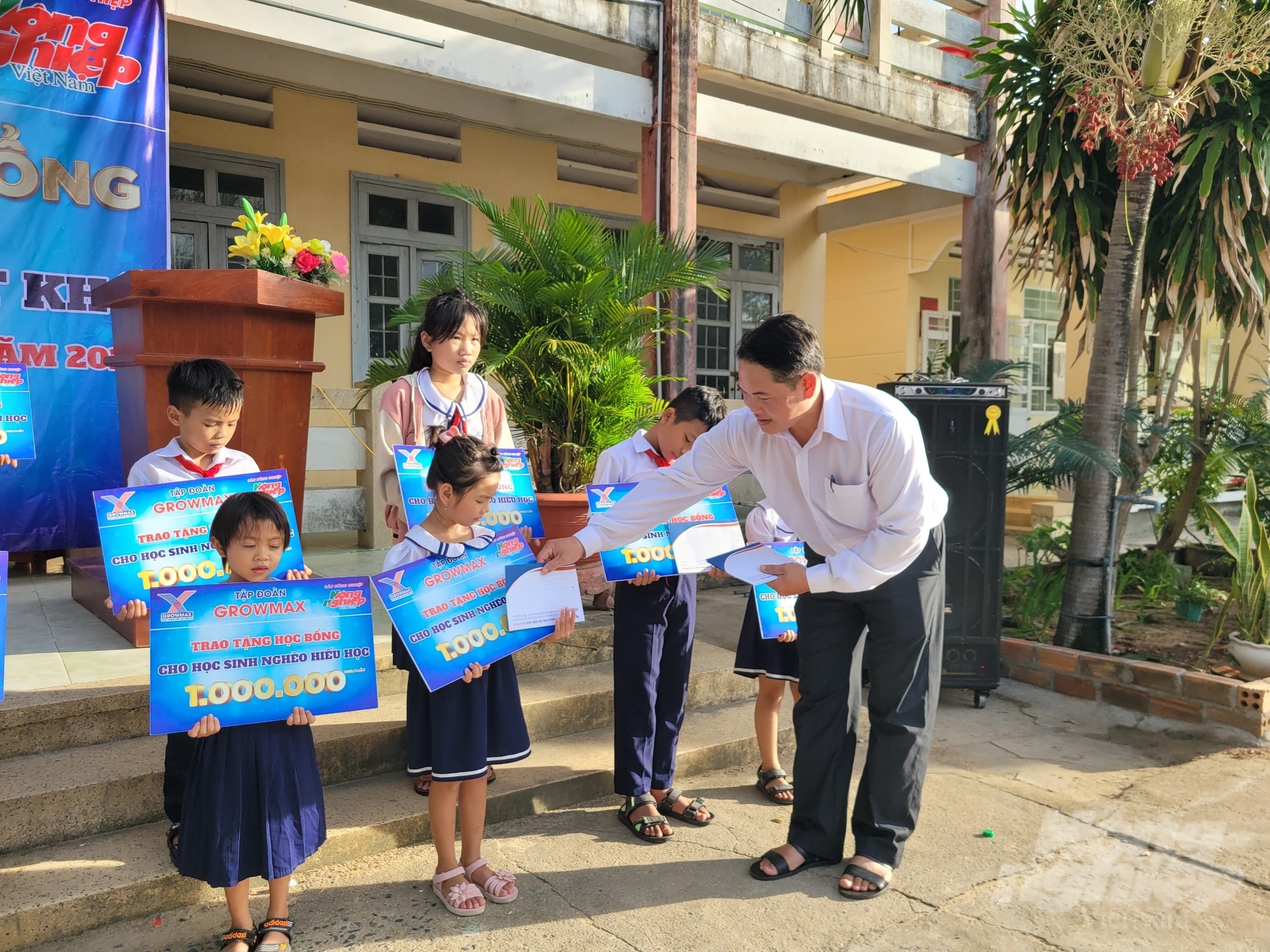 Các suất học bổng được trao đến tay các em học sinh nghèo vùng biển Tuy An (tỉnh Phú Yên). Ảnh: PC.