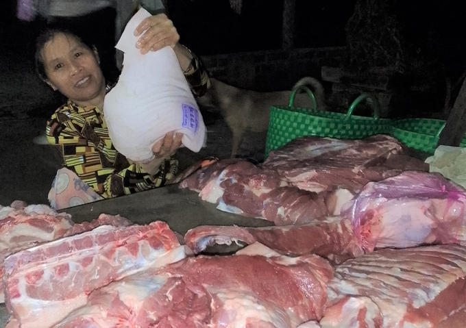 Nhiều chị bán thịt heo ở thị xã An Nhơn khi thấy đoàn kiểm tra tươi cười cầm mảng thịt có dấu kiểm soát giết mổ đưa lên. Ảnh: V.Đ.T.