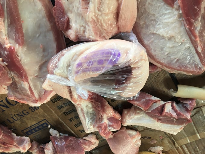 Những sạp bán thịt tại các chợ ở Bình Định đều bán thịt có dấu kiểm soát giết mổ của cơ quan thú y. Ảnh: V.Đ.T.