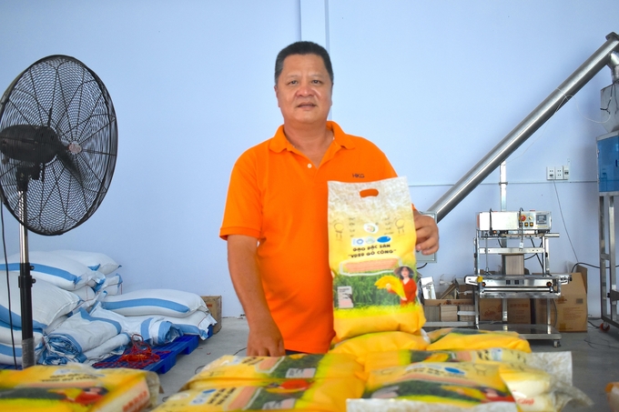 Ông Châu Minh Hải giới thiệu gạo đặc sản VD20 Gò Công đạt OCOP 4 sao. Ảnh: Minh Đảm.