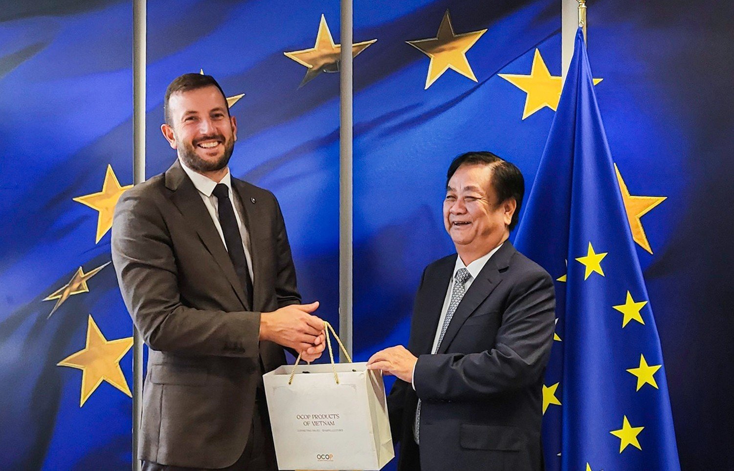 Minister Le Minh Hoan presented an OCOP product as a souvenir to the European Commissioner for Environment, Oceans and Fisheries Virginijus Sinkevičius. Photo: Anh Tuan.