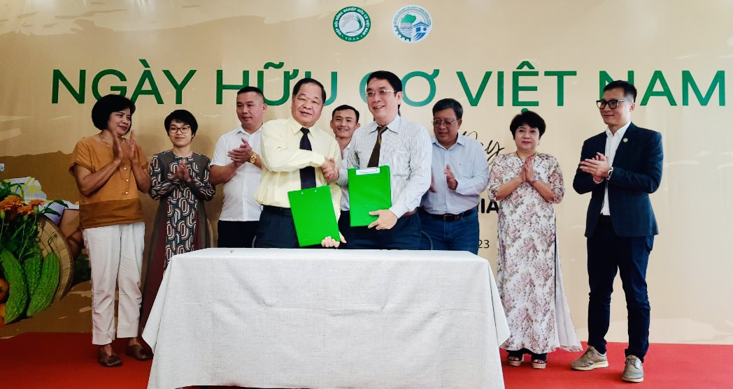 Sở NN-PTNT TP.HCM và Hiệp hội Hữu cơ Việt Nam ký kết biên bản hợp tác phát triển nông nghiệp hữu cơ trong thời gian tới. Ảnh: Nguyễn Thủy.