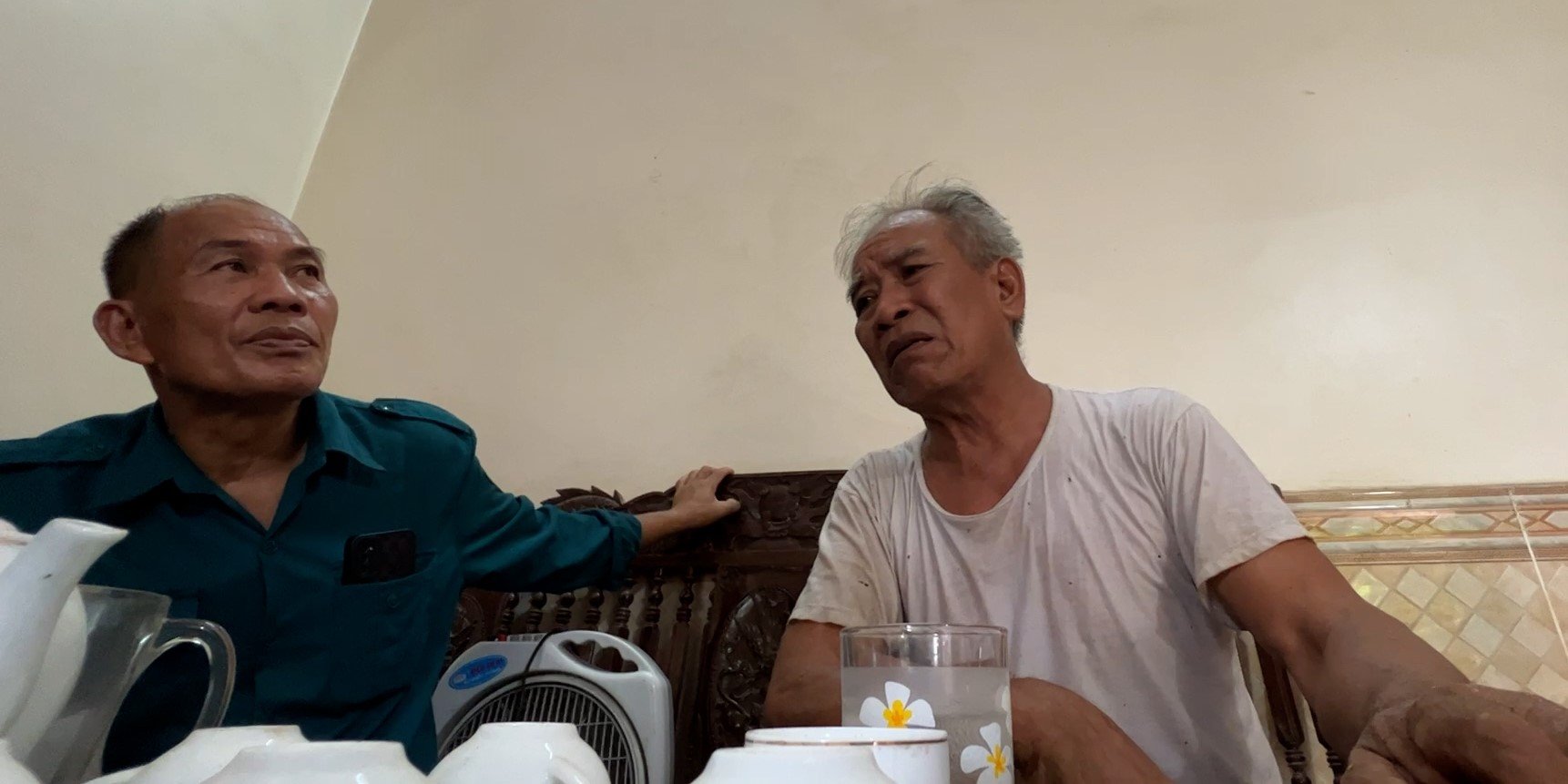 Ông Kim Hồng Chuyên (trái), Tổ trưởng tổ thủy nông thôn Đại Nội xã Bình Định và ông Tạ Văn Thiết (phải) công nhân thủy nông tổ thủy nông thôn Cung Thượng làm việc với phóng viên. Ảnh: Hùng Khang. 