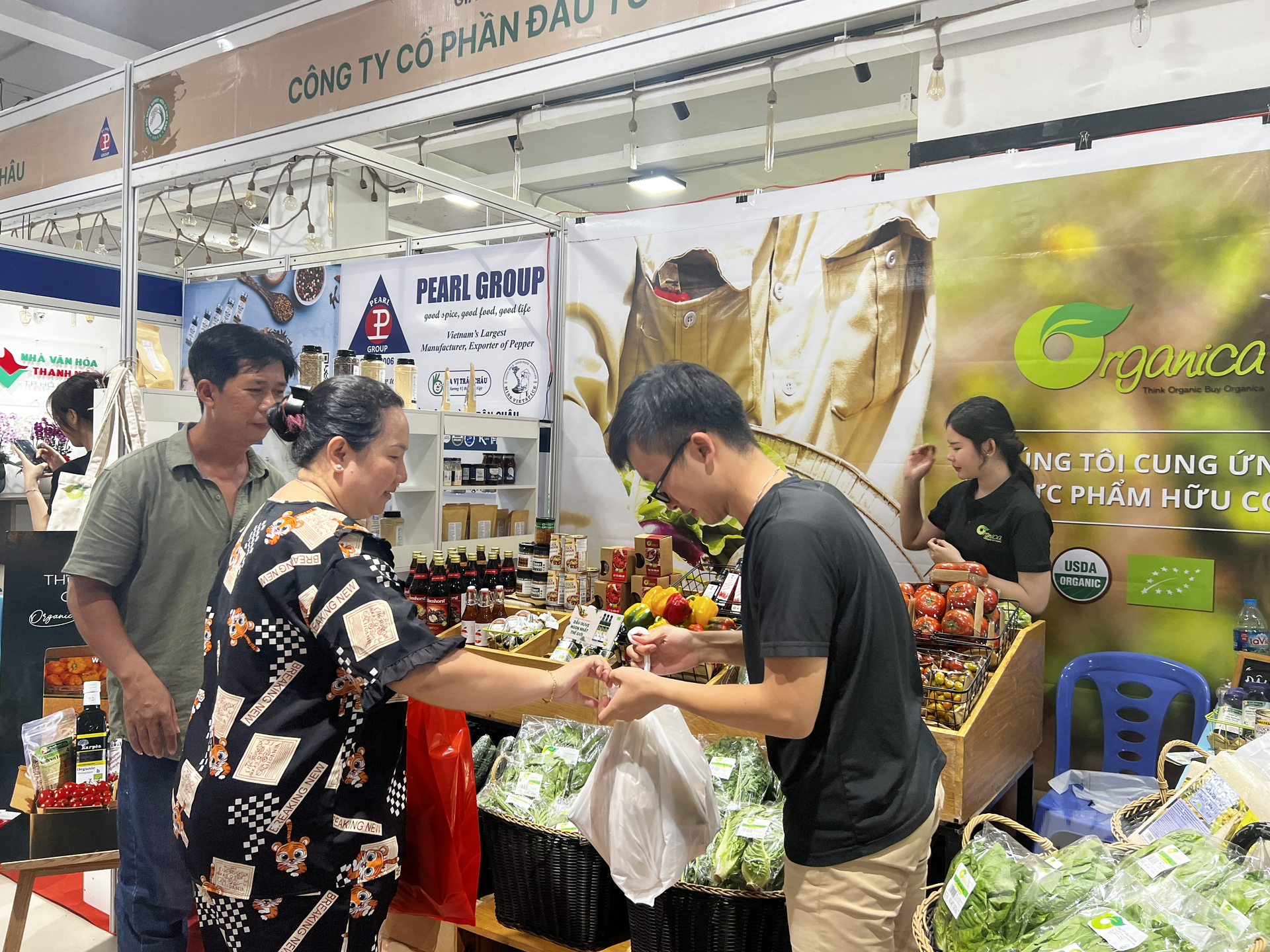 Người tiêu dùng TP.HCM mua sản phẩm hữu cơ tại sự kiện. Ảnh: Nguyễn Thủy.