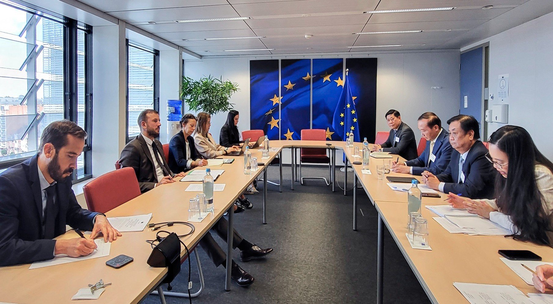 Bộ trưởng Lê Minh Hoan dẫn đầu Đoàn công tác của Bộ NN-PTNT thăm và làm việc với các cơ quan của Ủy ban châu Âu tại Brussel, Bỉ ngày 18/9. Ảnh: Anh Tuấn.