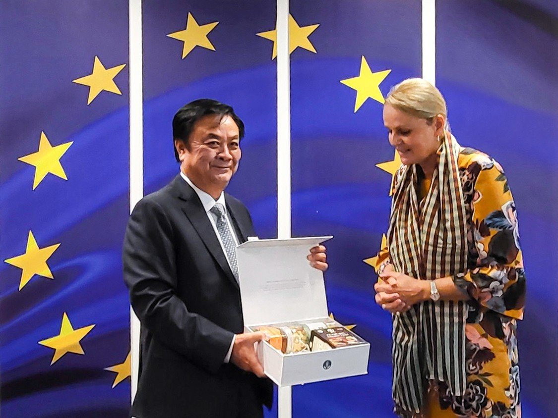 Bộ trưởng Lê Minh Hoan trao quà lưu niệm là sản phẩm OCOP cho bà Florika Fink-Hooijer, Tổng vụ trưởng Tổng vụ Môi trường (EC). 