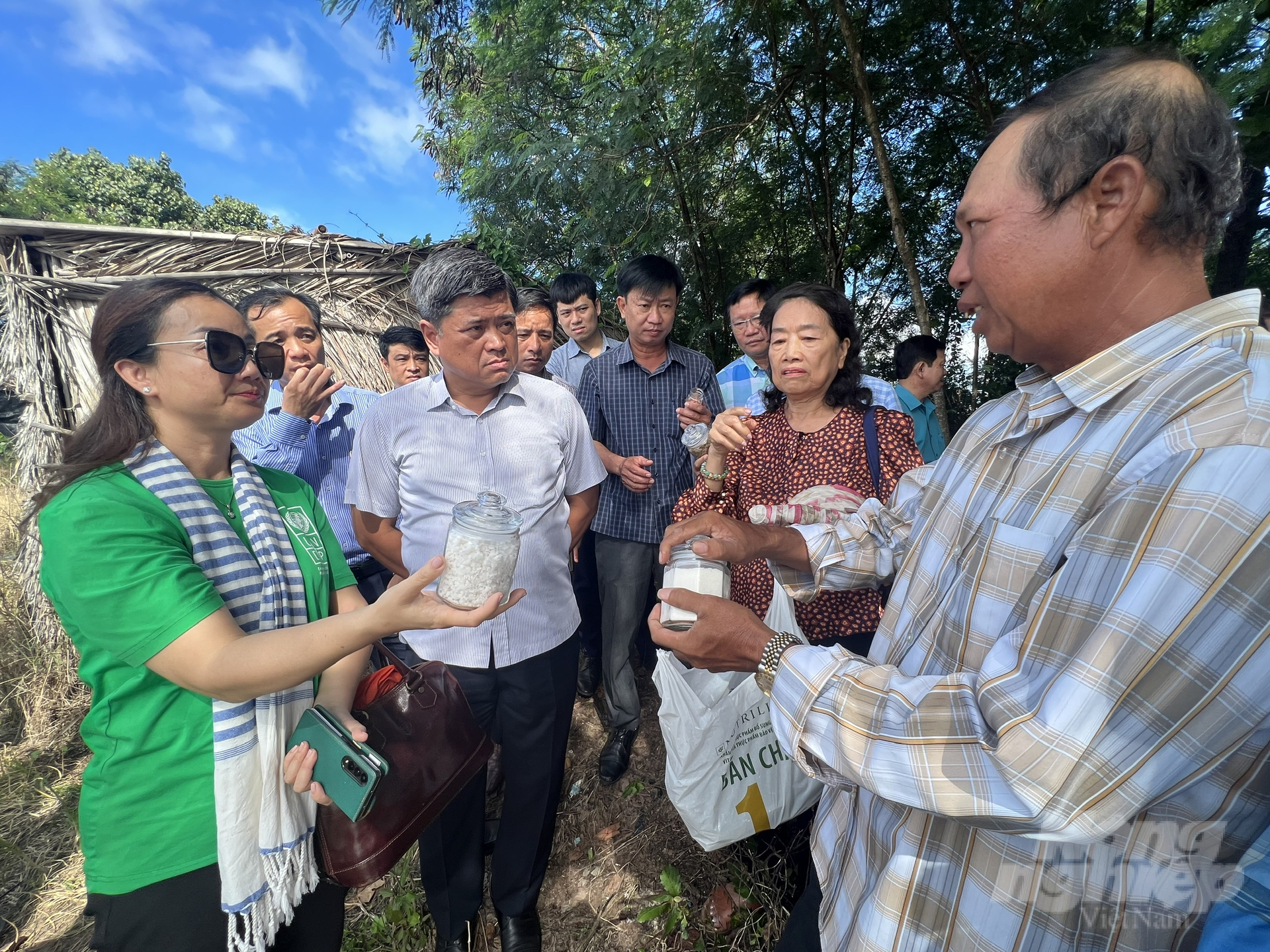 Thứ trưởng Trần Thanh Nam kiểm tra hạ tầng làm muối tại xã Vĩnh Thịnh, huyện Hòa Bình. Ảnh: Trọng Linh.