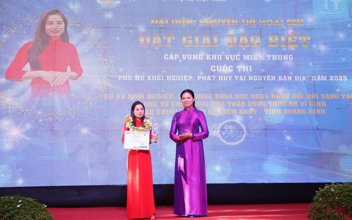 Bà Hà Thị Nga, Chủ tịch Hội LHPN Việt Nam (phải) trao giải đặc biệt cho thí sinh Nguyễn Thị Hoài Sen đến từ tỉnh Quảng Bình. Ảnh: Thu Hà