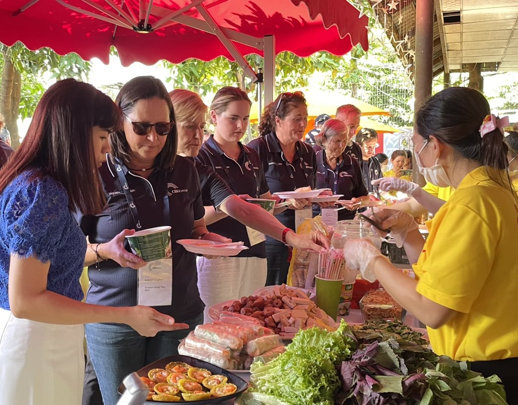 Đoàn nông dân Úc thưởng thức nhiều loại bánh của Việt Nam được làm từ nguyên liệu lúa mì. Ảnh: T.Q.