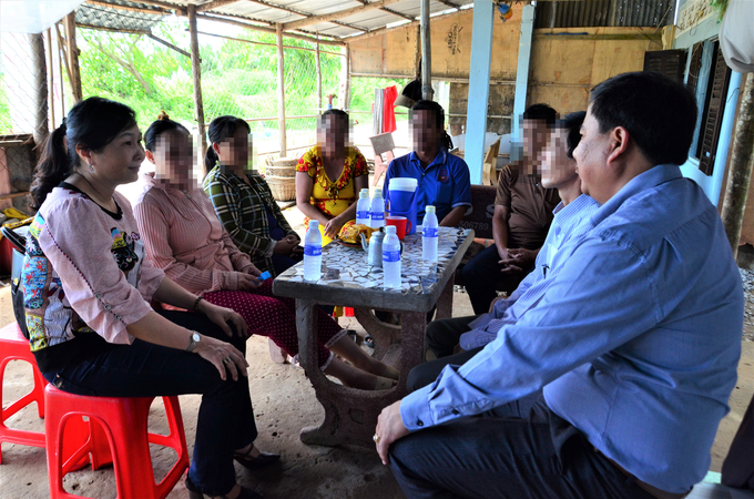 Bà Trương Kim Ênh - Phó phòng Phòng Chống Tệ nạn Xã hội, Sở Lao động - Thương binh và Xã hội tỉnh Bạc Liêu (trong cùng, bên trái), cùng ông Nguyễn Việt Hùng - Phó Chủ tịch UBND xã Vĩnh Thịnh (trong cùng, bên phải) hỏi thăm gia đình của nạn nhân H. Ảnh: Dương Đình Tường.