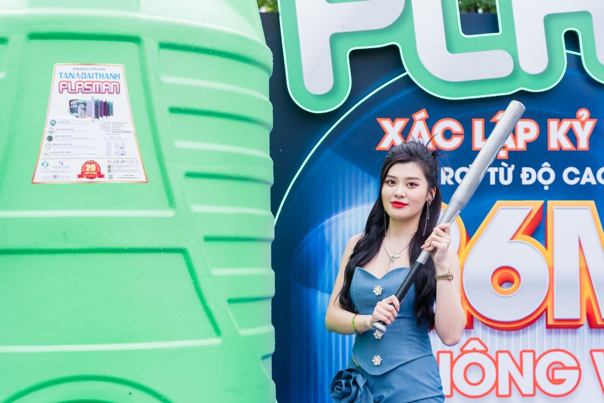 Người mẫu Huyền Trang duyên dáng bên siêu bồn Plasman Tân Á Đại Thành.