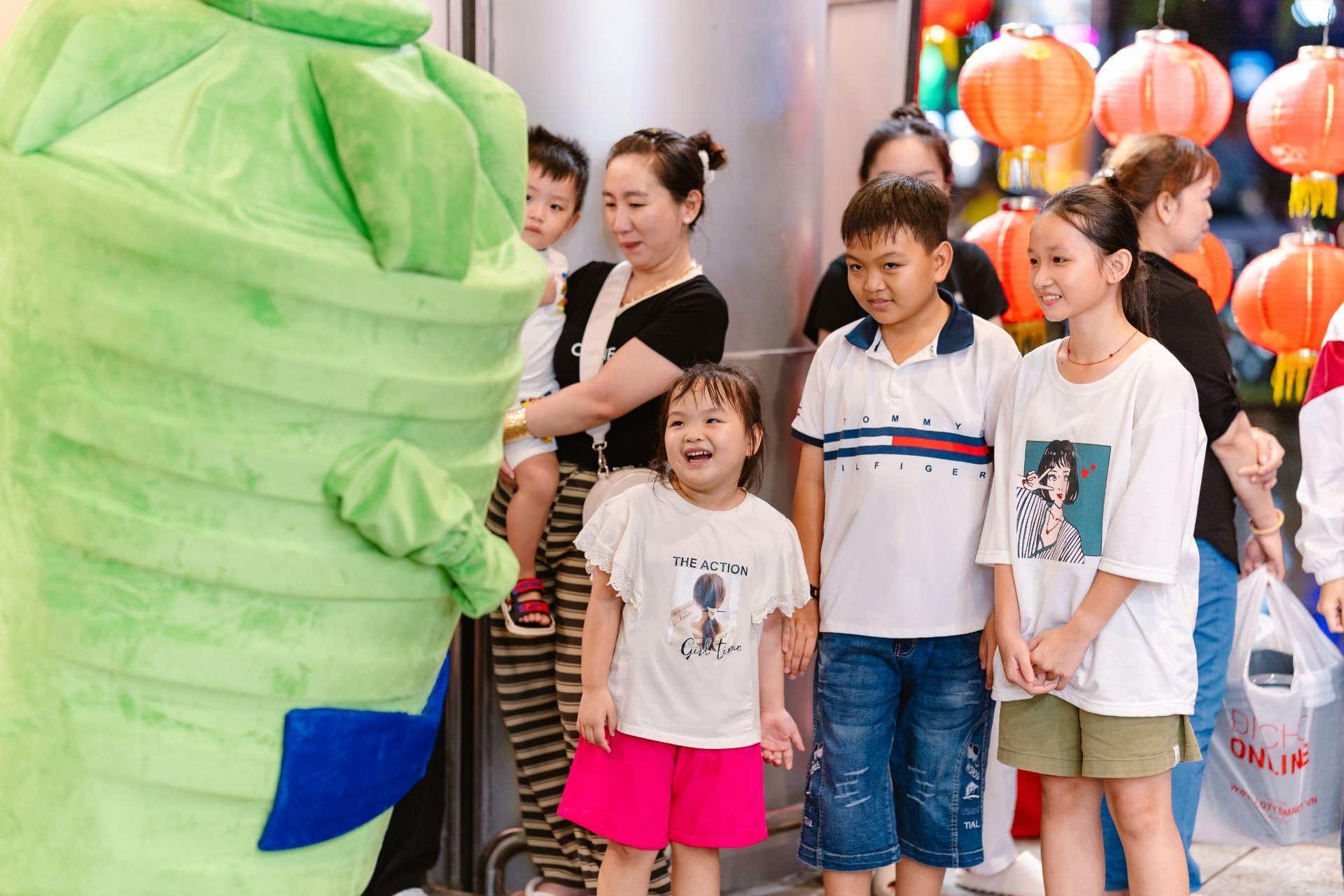 Mascot siêu bồn Plasman Tân Á Đại Thành làm các em nhỏ thích thú.