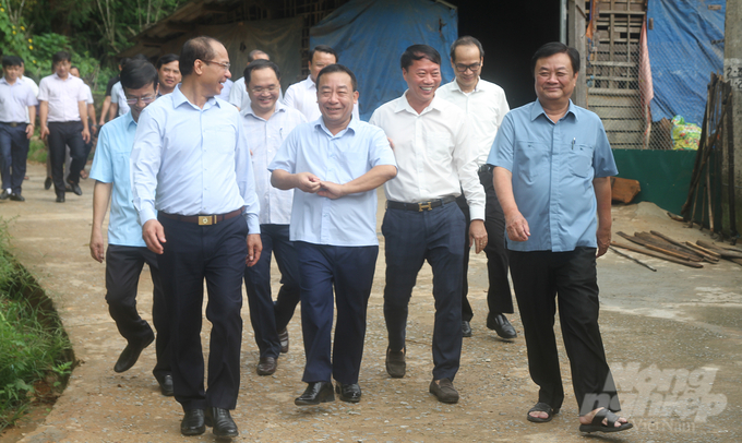 Tầm nhìn của Bộ trưởng Lê Minh Hoan (bên phải) gợi mở cho Kỳ Sơn khát khao lớn lao để đánh thức tiềm năng còn ngủ vùi, câu chuyện 'thoát nghèo' có lẽ không còn xa nữa. Ảnh: Việt Khánh.