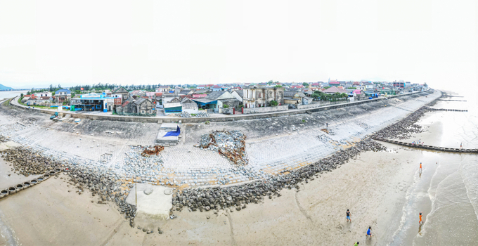 Tuyến kè biển Cẩm Nhượng dài hơn 1,2km có nhiều vị trí bị sạt lở, hư hỏng nghiêm trọng. Ảnh: Thanh Nga.