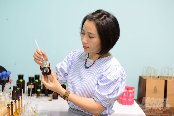 Chị Nguyễn Thị Thọ Vân đang kiểm tra sản phẩm tinh dầu trước khi đóng chai, phân phối ra thị trường. Ảnh: Minh Hậu.