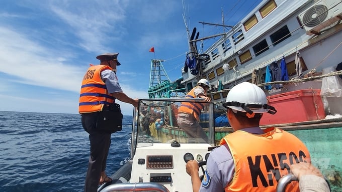 The patrol team approached to inspect the fishing boat on September 18. Photo: Kien Trung.