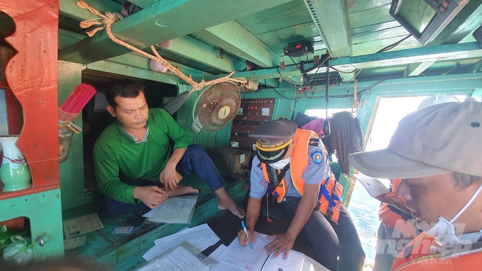 Patrol group No. 7 (Region V Fisheries Supervision Department) inspected the fishing boat KG-94019-TS on September 18. Photo: Kien Trung.