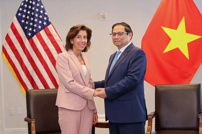 Prime Minister Pham Minh Chinh welcomes US Secretary of Commerce Gina Raimondo. Photo: Doan Bac.