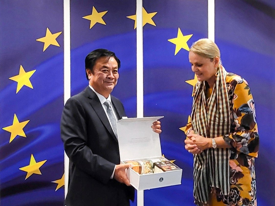 Minister Le Minh Hoan presented a souvenir of OCOP products to Ms. Florika Fink-Hooijer, Director General of the EC’s Environment Department.