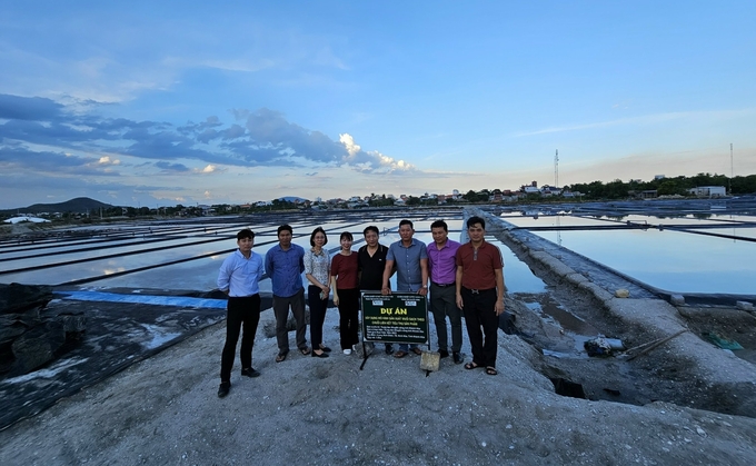 A clean salt production model on HDPE sheets in Ninh Diem Ward, Ninh Hoa Town, Khanh Hoa Province. Photo: Kim So.