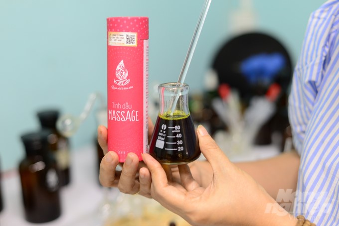 Avocado essential oil products are supplied to the market at a price of VND 1–1.5 million/liter. Photo: Minh Hau.