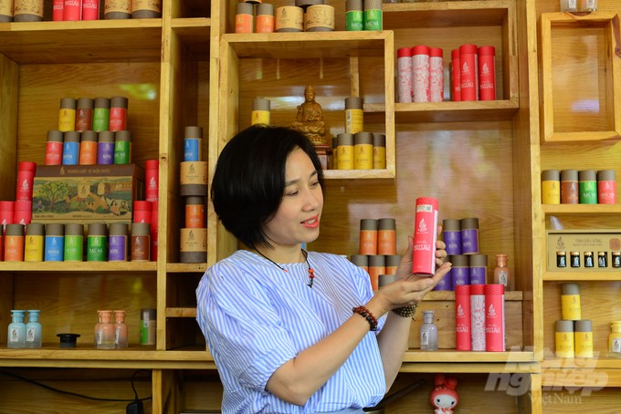 Aromatherapy and massage essential oil products of Kava Vietnam Essential Oil Co., Ltd. are currently certified as 3-star OCOP products. Photo: Minh Hau.