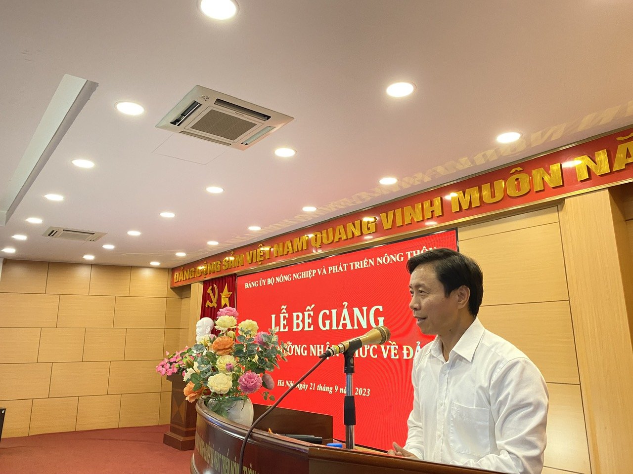 Đồng chí Nguyễn Văn Trường, Phó Bí thư thường trực Đảng ủy Bộ NN-PTNT phát biểu giao nhiệm vụ cho các học viên.