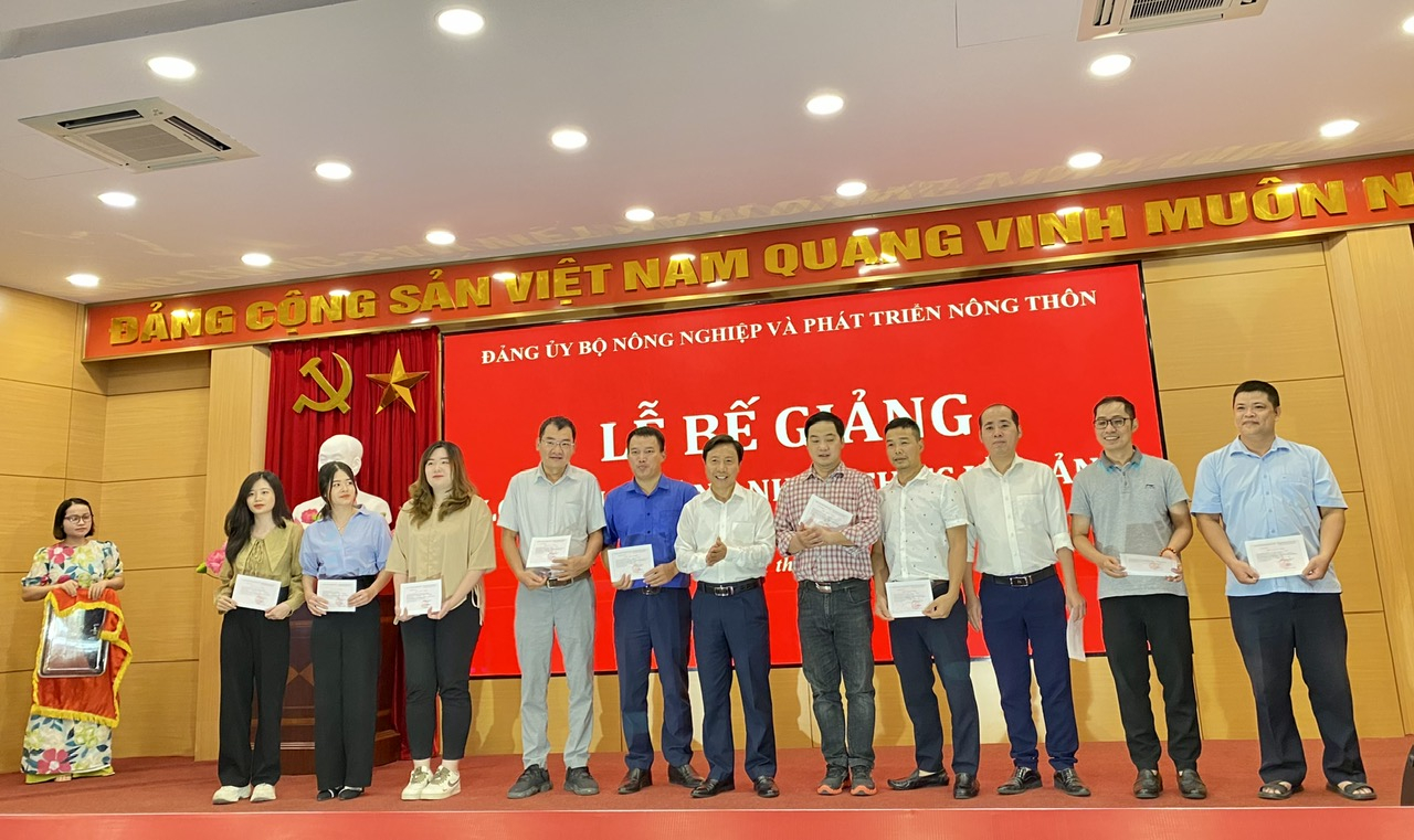 Đồng chí Nguyễn Văn Trường, Phó Bí thư Thường trực Đảng ủy Bộ NN-PTNT trao chứng chỉ cho các học viên.