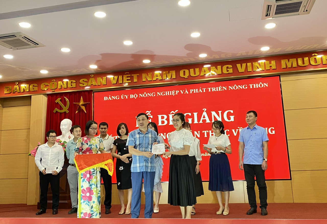 Đồng chí Ninh Đức Hùng, Phó hiệu trưởng Trường Cán bộ quán lý Nông nghiệp và Phát triển nông thôn trao chứng chỉ cho học viên.