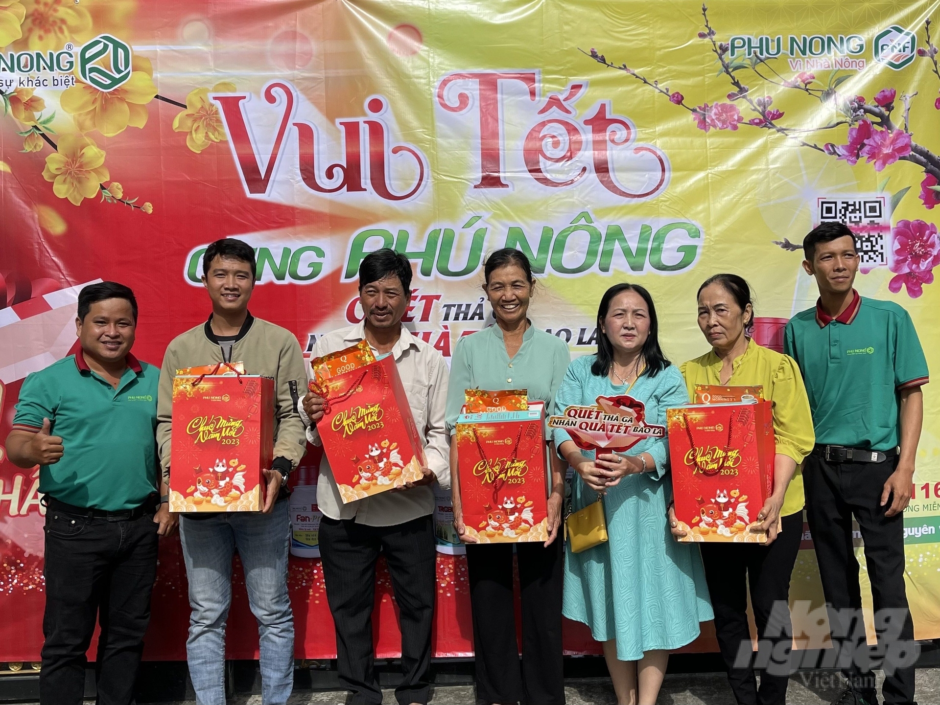 Trong niên vụ 2022-2023 Công ty TNHH Phú Nông đã trao hơn 3.5000 phần quà Tết cho bà con tham gia chương trình 'Quét liền tay - Nhận quà tết bao la'. Ảnh: Phú Nông.