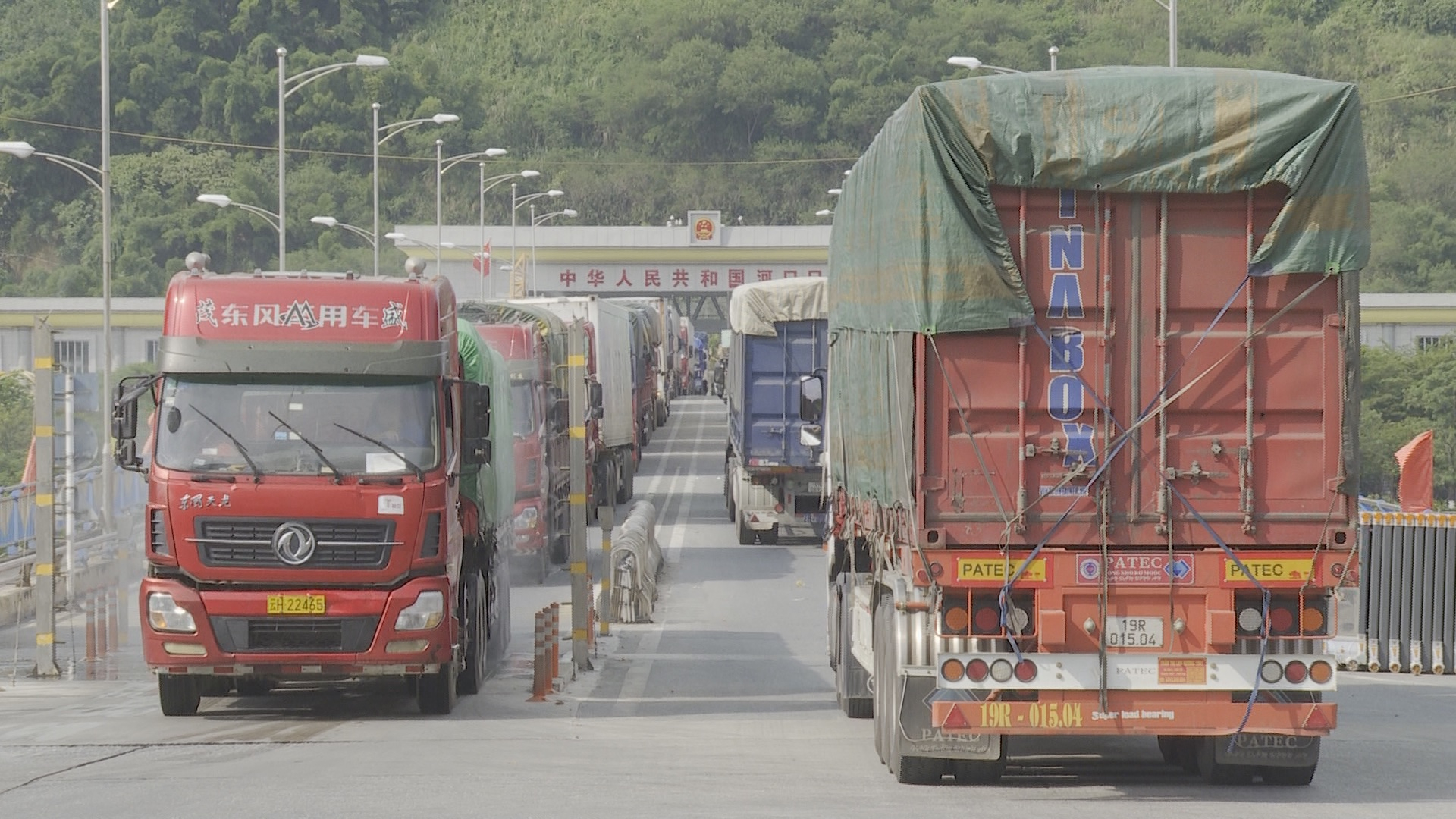 Cargo trucks are utilized for daily import and export activities through the Kim Thanh (Lao Cai) - Bac Son (Ha Khau, China) border gate pair. Photo: H.D.