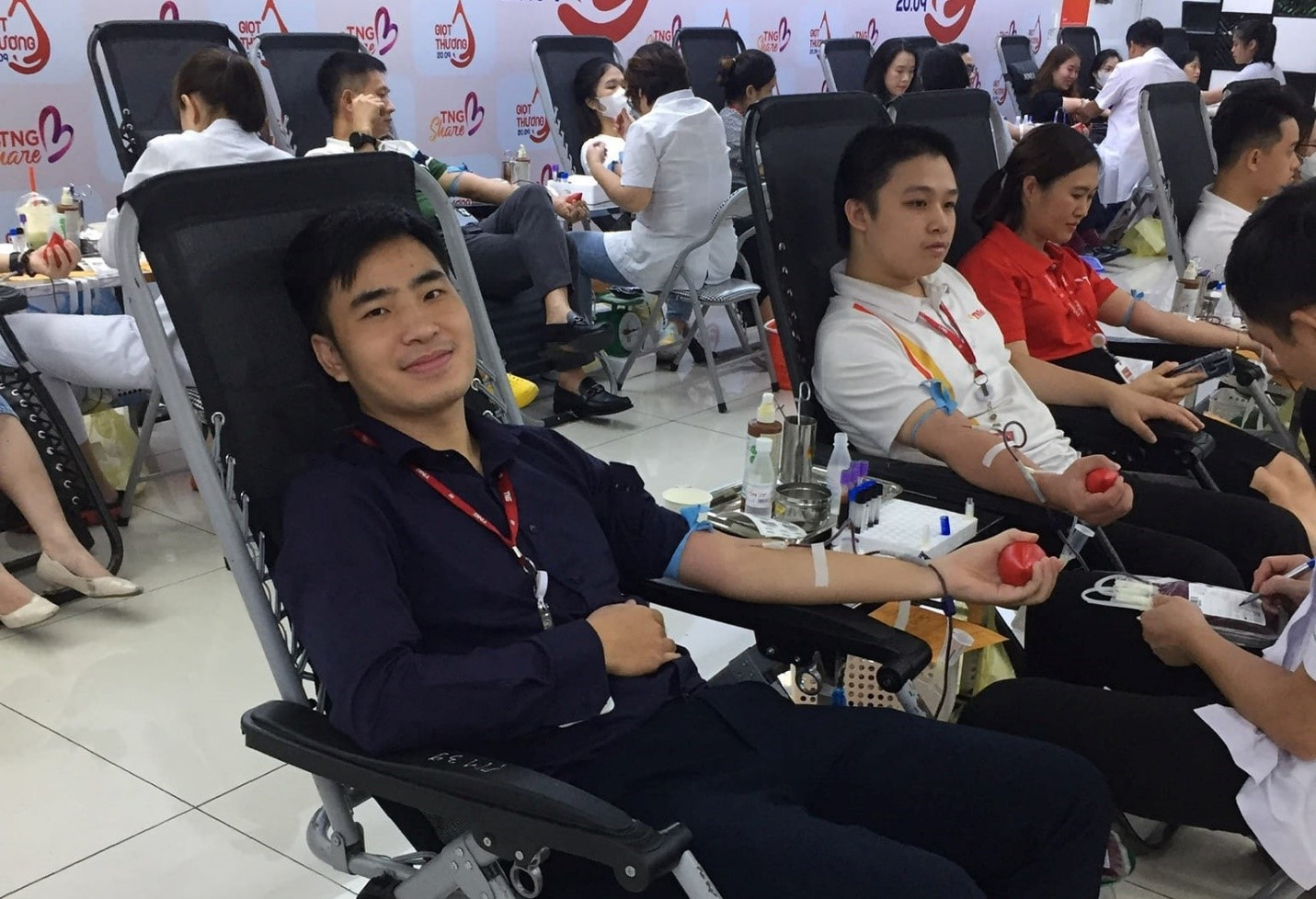 Công Thành, nhân viên Ban Tài chính Kế hoạch tham gia hiến máu. Ảnh: TNG Holdings Vietnam.