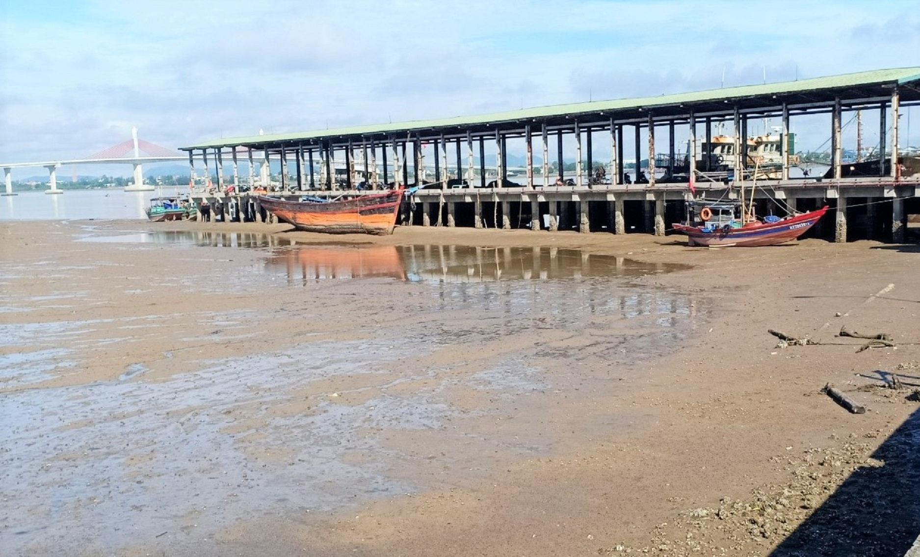 Nghiêm trọng nhất là cảng cá Xuân Hội, hiện đã bị cát, bùn bồi lắng 3/4 cầu cảng. Ảnh: Thanh Nga.