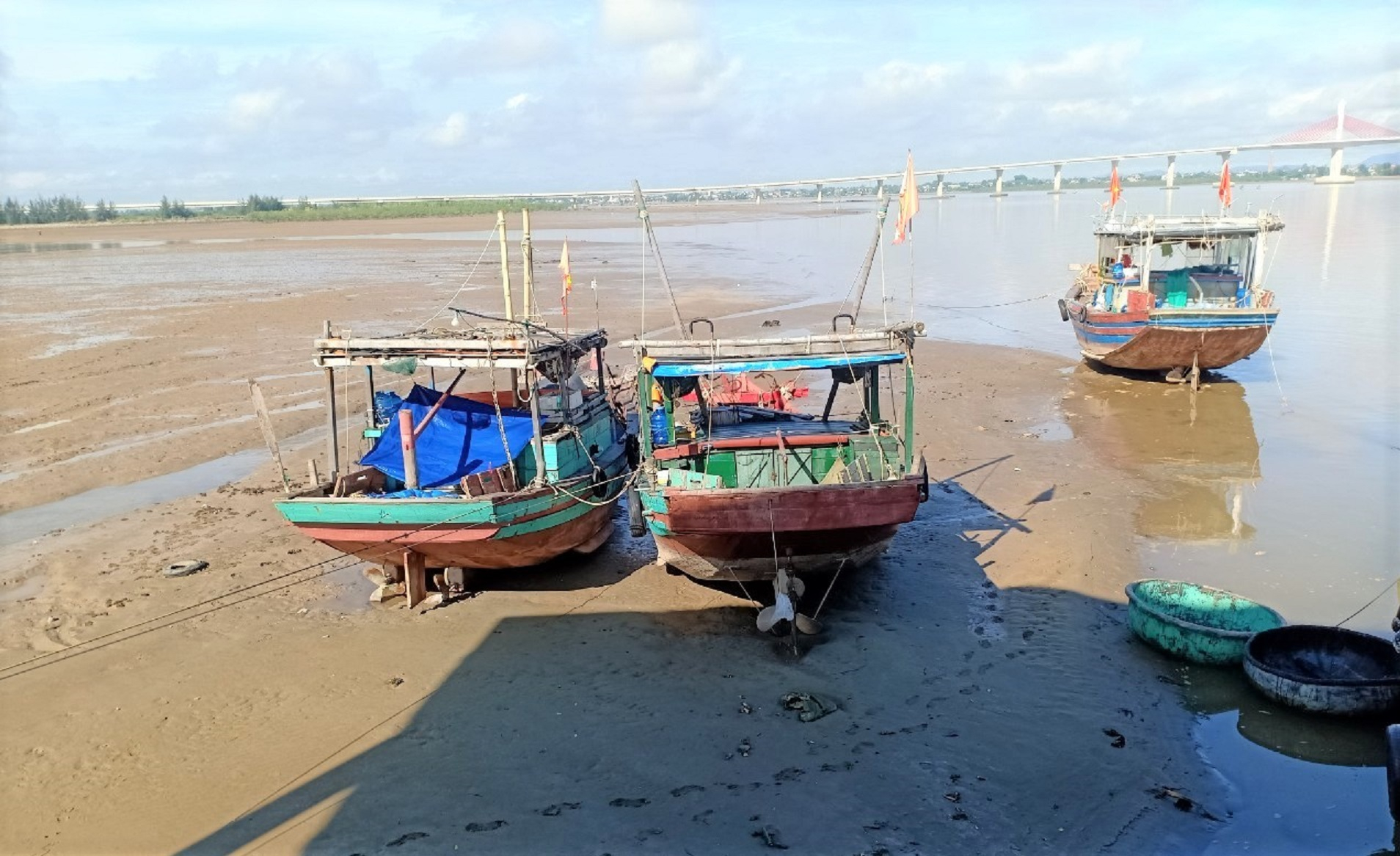 Hàng loạt tàu cá sau khi vào cảng Xuân Hội bị 'mắc cạn', không thể vươn khơi khai thác hải sản.