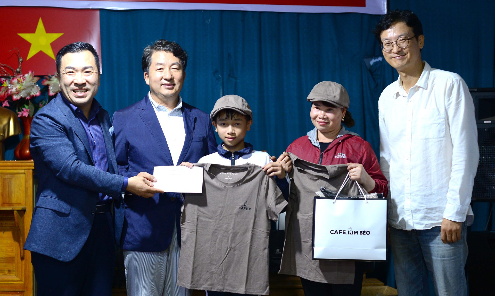 Ông Kim Seok H-Wan, CEO Công ty TNHH BTB Internatinonal (ngoài cùng bên trái) cùng các thành viên Công ty trao quà, học bổng đến con em người sản xuất cà phê tại vùng Cầu Đất (Đà Lạt). Ảnh: Minh Hậu.