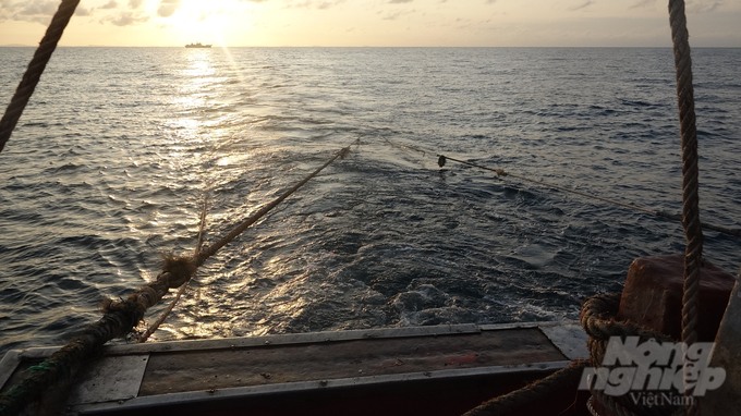 Thả lưới kéo cá của một cặp tàu trên vùng biển Tây Nam bộ. Ảnh: Kiên Trung.