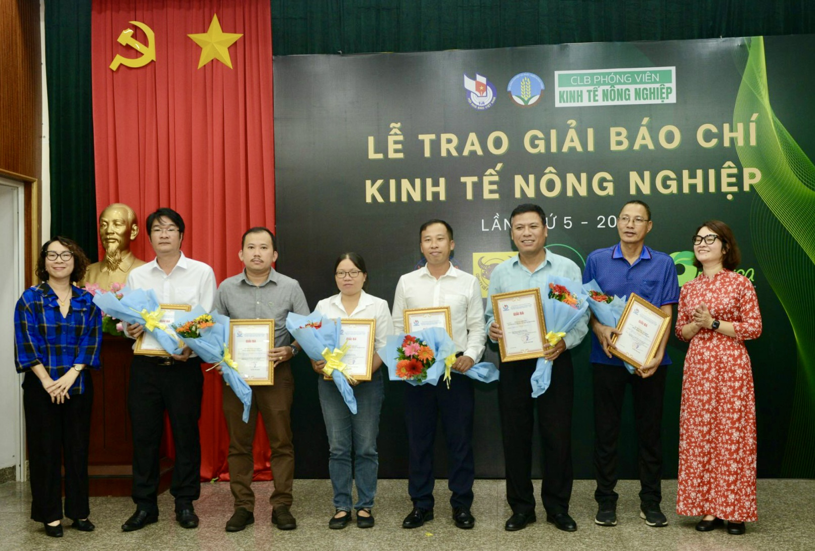Nhà báo An Liên Phương, Chủ nhiệm Câu lạc bộ Phóng viên Kinh tế nông nghiệp và bà Phạm Phương Thảo, CEO Organica trao giải Ba cho các nhà báo. 