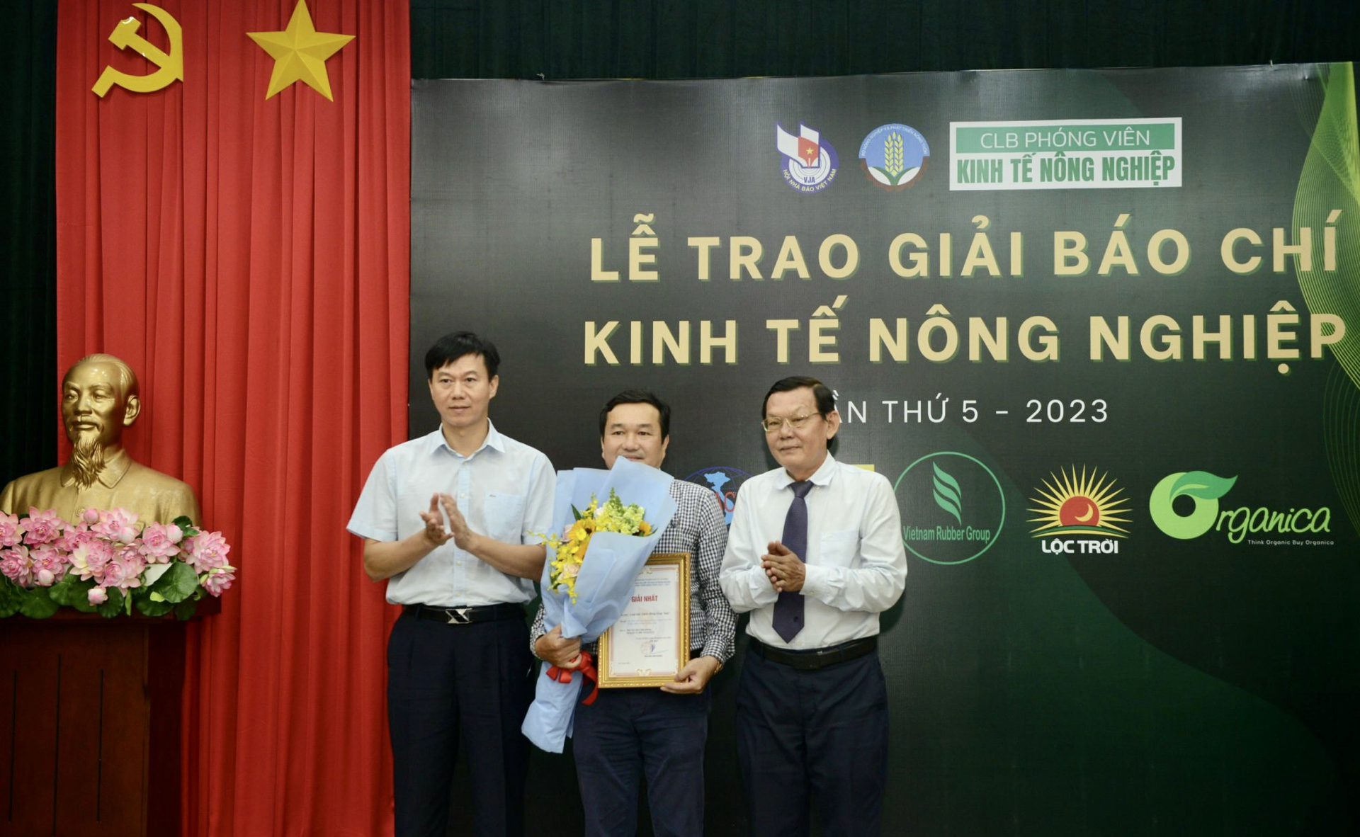 Ông Lê Văn Thành, Chánh Văn phòng Bộ NN-PTNT và ông Nguyễn Tấn Phong, Chủ tịch Hội Nhà báo TP.HCM trao giải Nhất cho Báo Sài Gòn giải phóng.