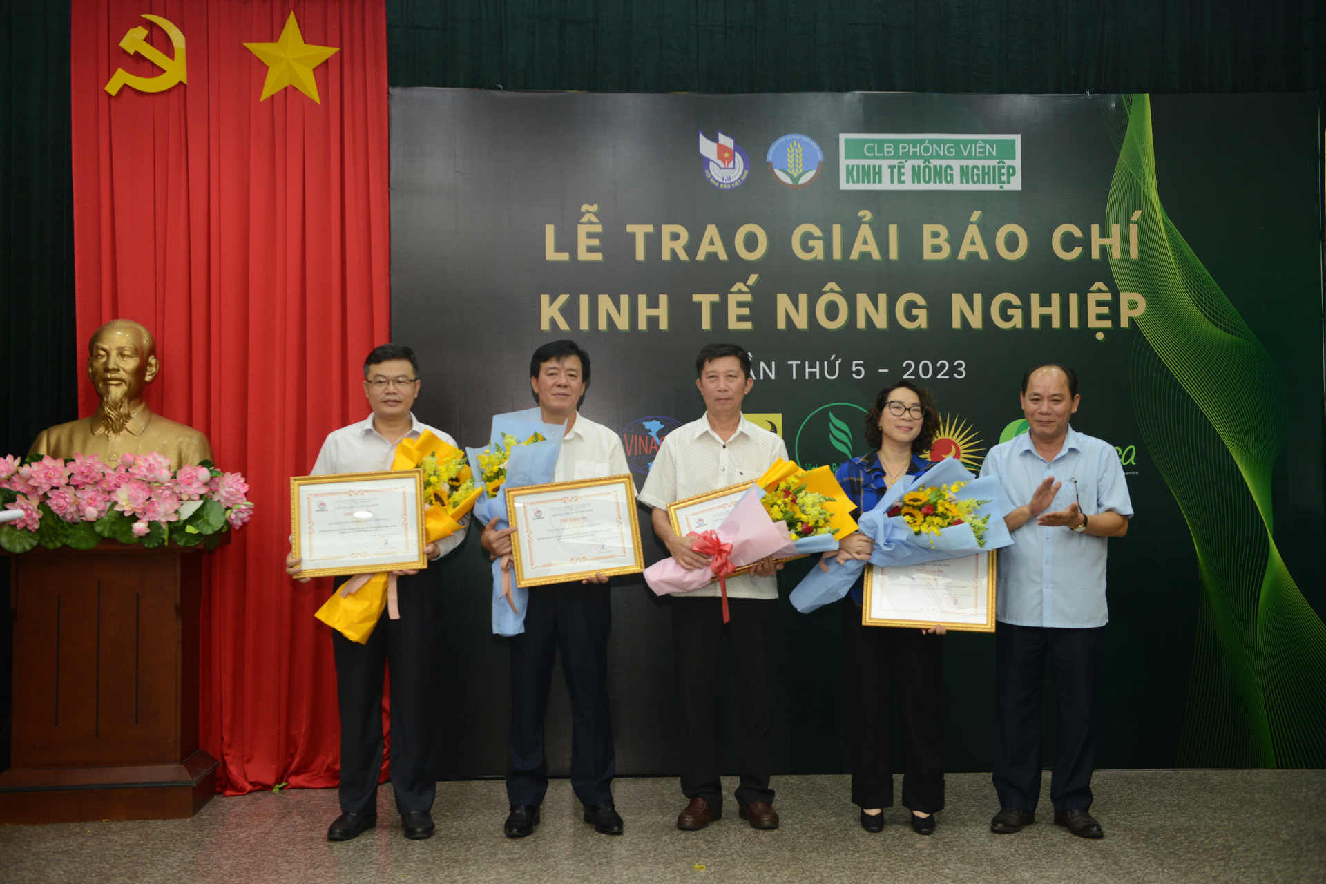 Ông Lê Viết Bình, Phó Chánh Văn phòng, Trưởng đại diện phía Nam Bộ NN-PTNT trao thư cảm ơn cho các nhà tài trợ.