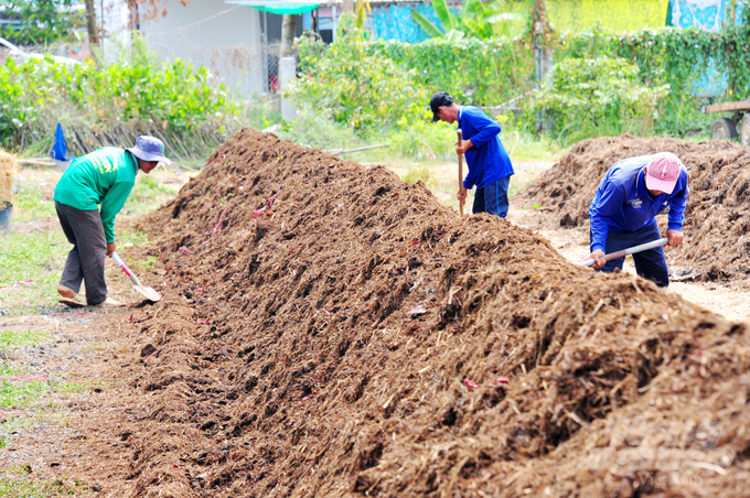 Farmers are being guided through the technical process of handling and converting straw into organic compost at the model farm. Photo: Le Hoang Vu.