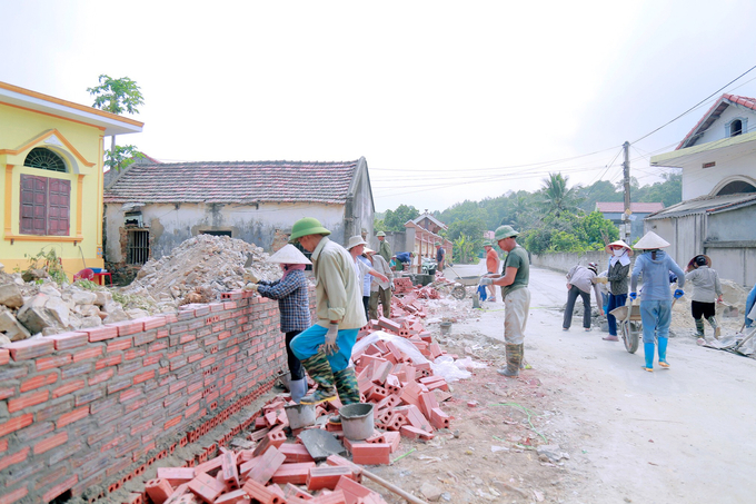 Người dân TX Đông Triều (Quảng Ninh) chung tay xây dựng nông thôn mới. Ảnh: Nguyễn Thành.