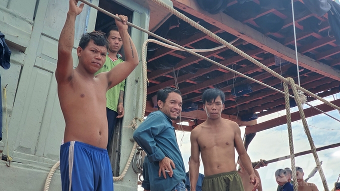 Những ngư dân bám biển trên tàu cá của tài công Nguyễn Văn Mười Hai (ở giữa). Ảnh: Kiên Trung