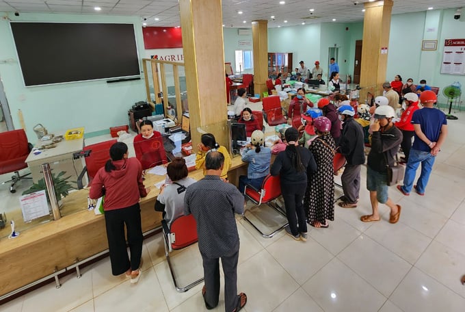 Người dân đến giao dịch tại Ngân hàng Agribank chi nhánh Krông Pắc sau mùa thu hoạch sầu riêng. Ảnh: Quang Yên.